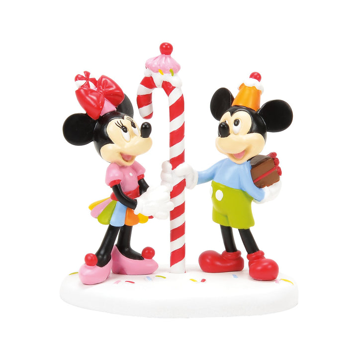 Mickey & Minnie Share A Treat