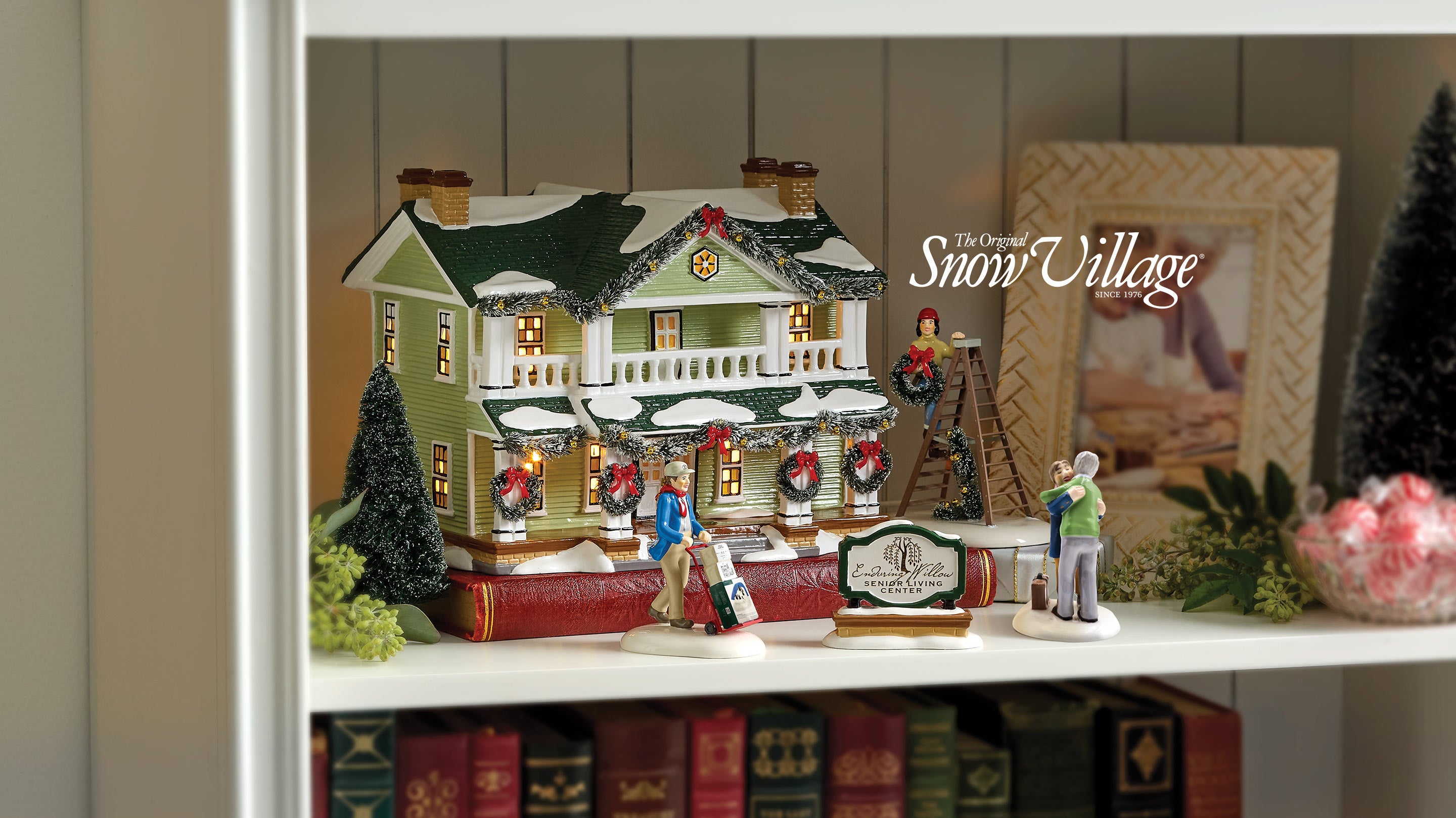 Department56  Village クリスマスハウス Amazon.com: Department 56 Porcelain Snow Village Christmas